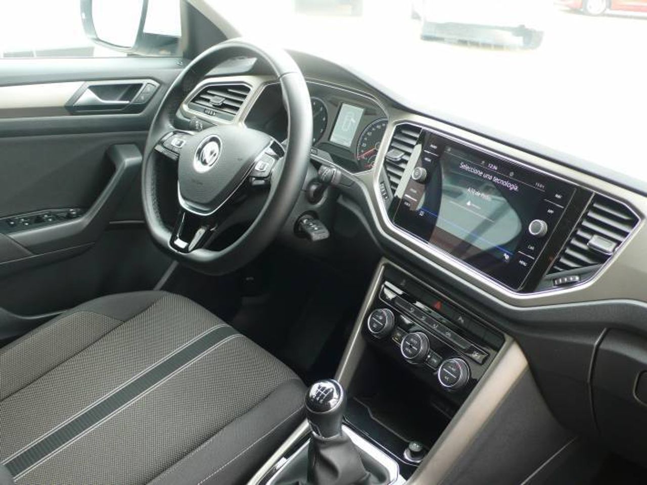 Volkswagen T-Roc Advance R-Line 1.0 TSI 81kW (110CV)  - Foto 18