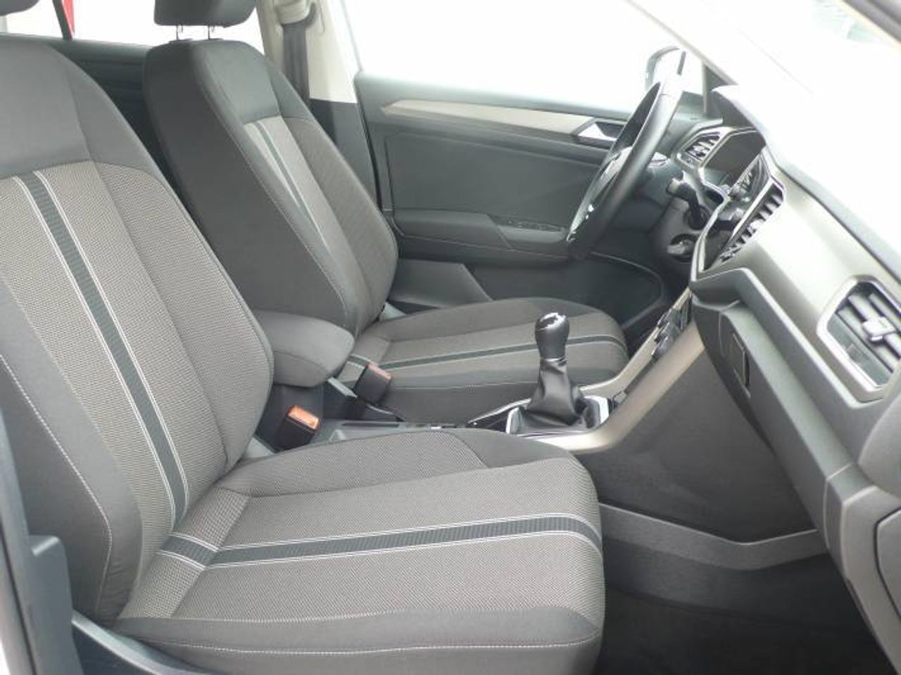 Volkswagen T-Roc Advance R-Line 1.0 TSI 81kW (110CV)  - Foto 17