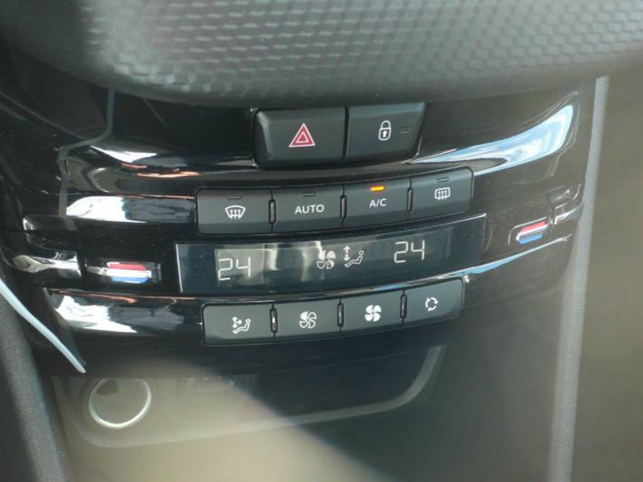 Peugeot 2008 1.2 PureTech S&S ALLURE EAT6 110CV  - Foto 24