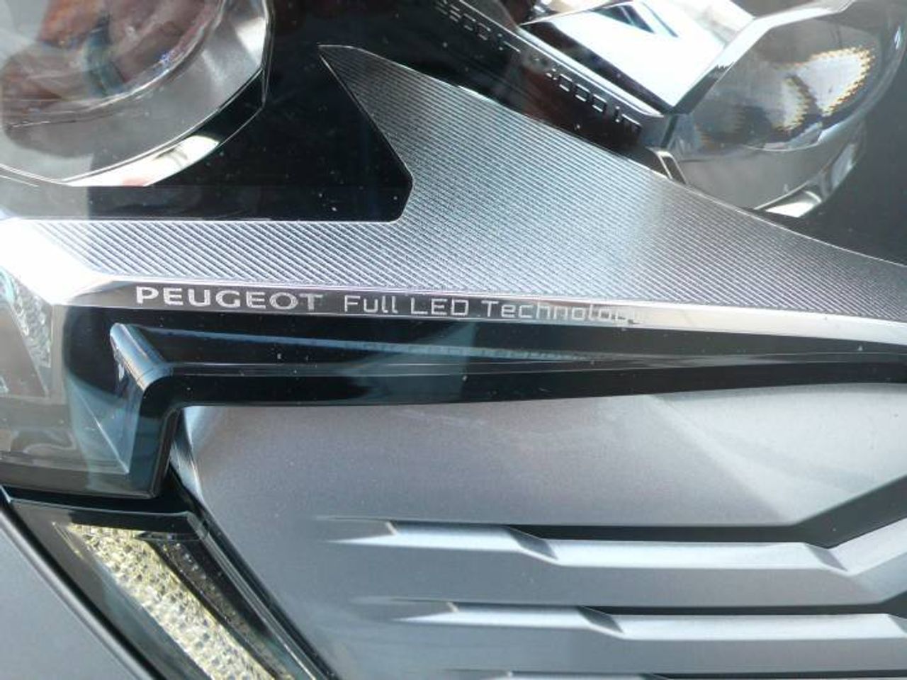 Peugeot 3008 Hybrid 300 e-EAT8 GT 5 Puertas  - Foto 39