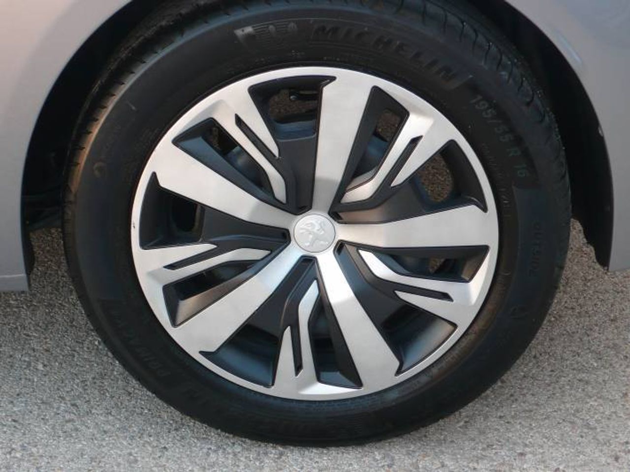 Peugeot 208 1.2 PURETECH ACTIVE 75  - Foto 17