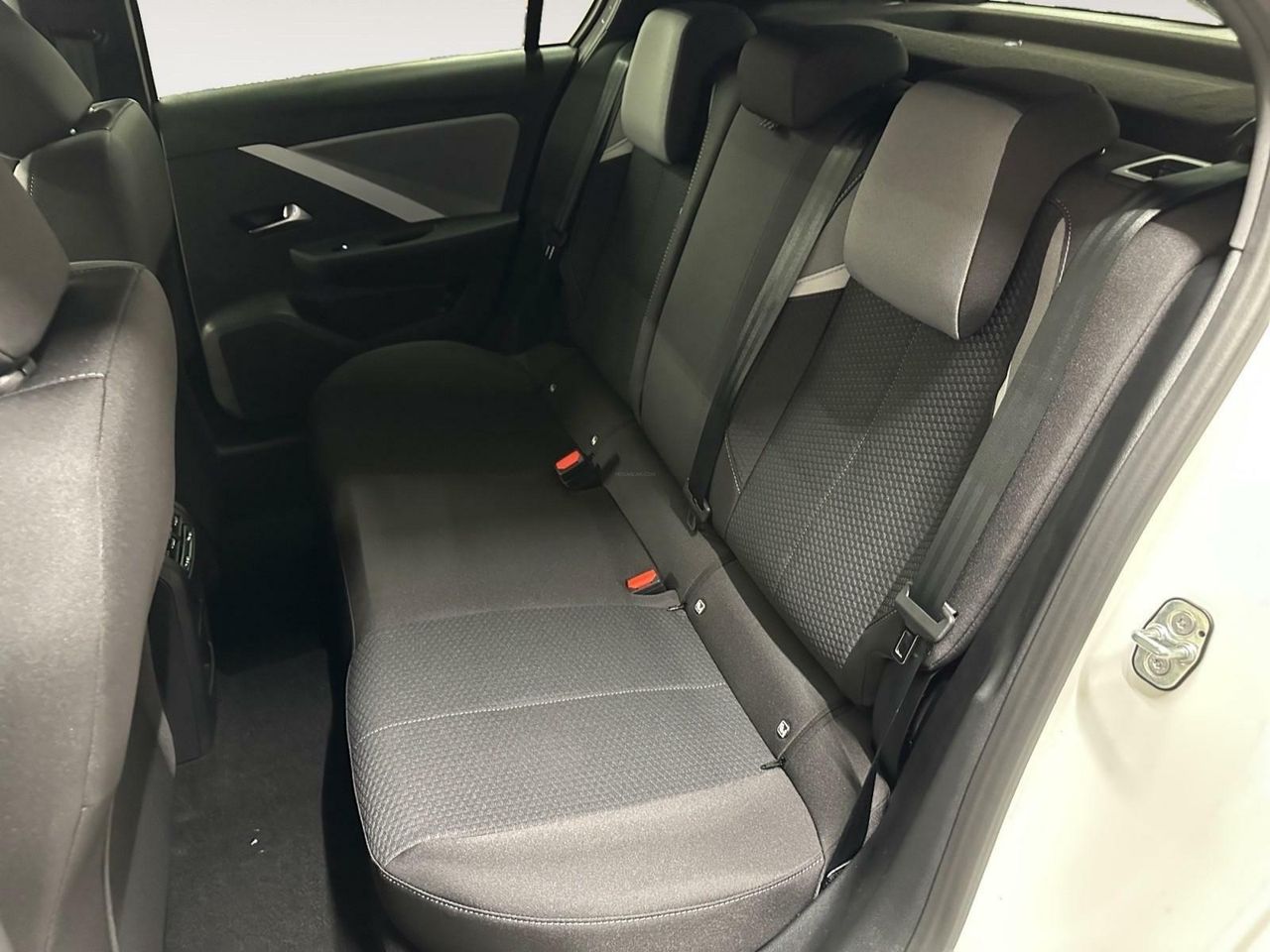 Opel Astra 1.2T XHT 130 EDITION GPS LL16 RADAR AV AR+CAM KEY - foto 13