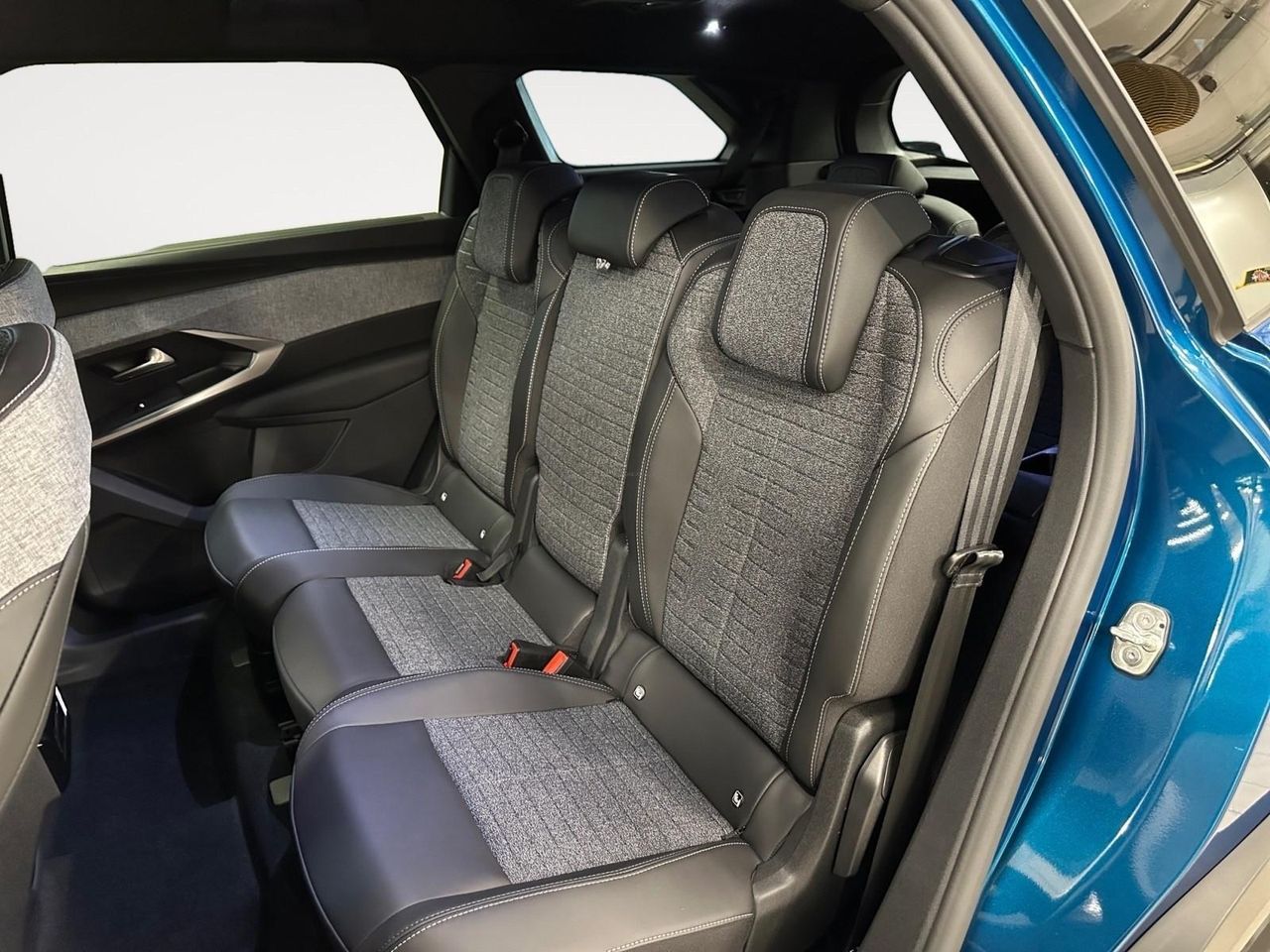 Peugeot 5008 N 1.2 MHEV 145 EDCS6 ALLURE 7PL GPS LL19 RADAR  - foto 13