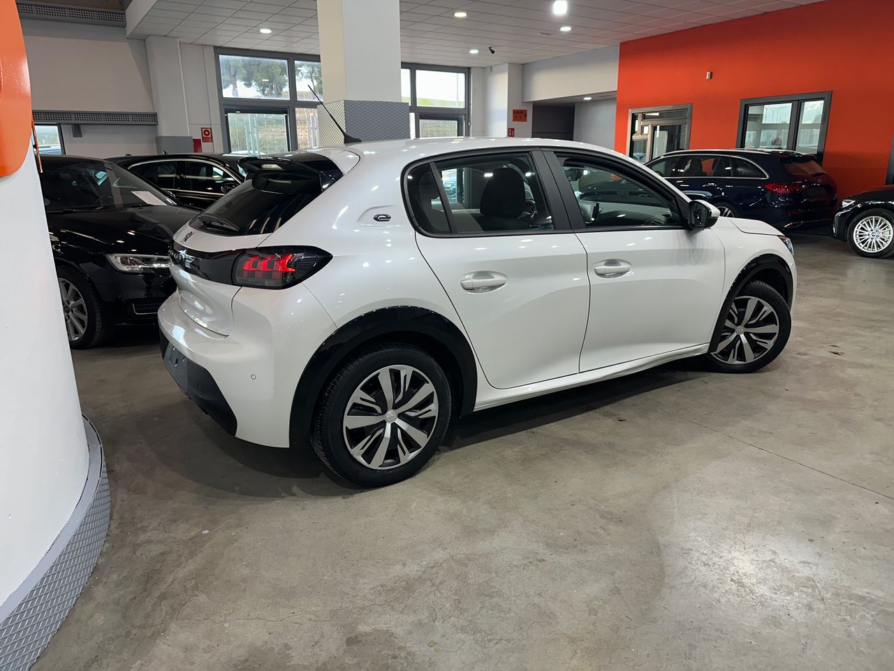 Peugeot e-208 50KWH 136CV ACTIVE - Foto 6