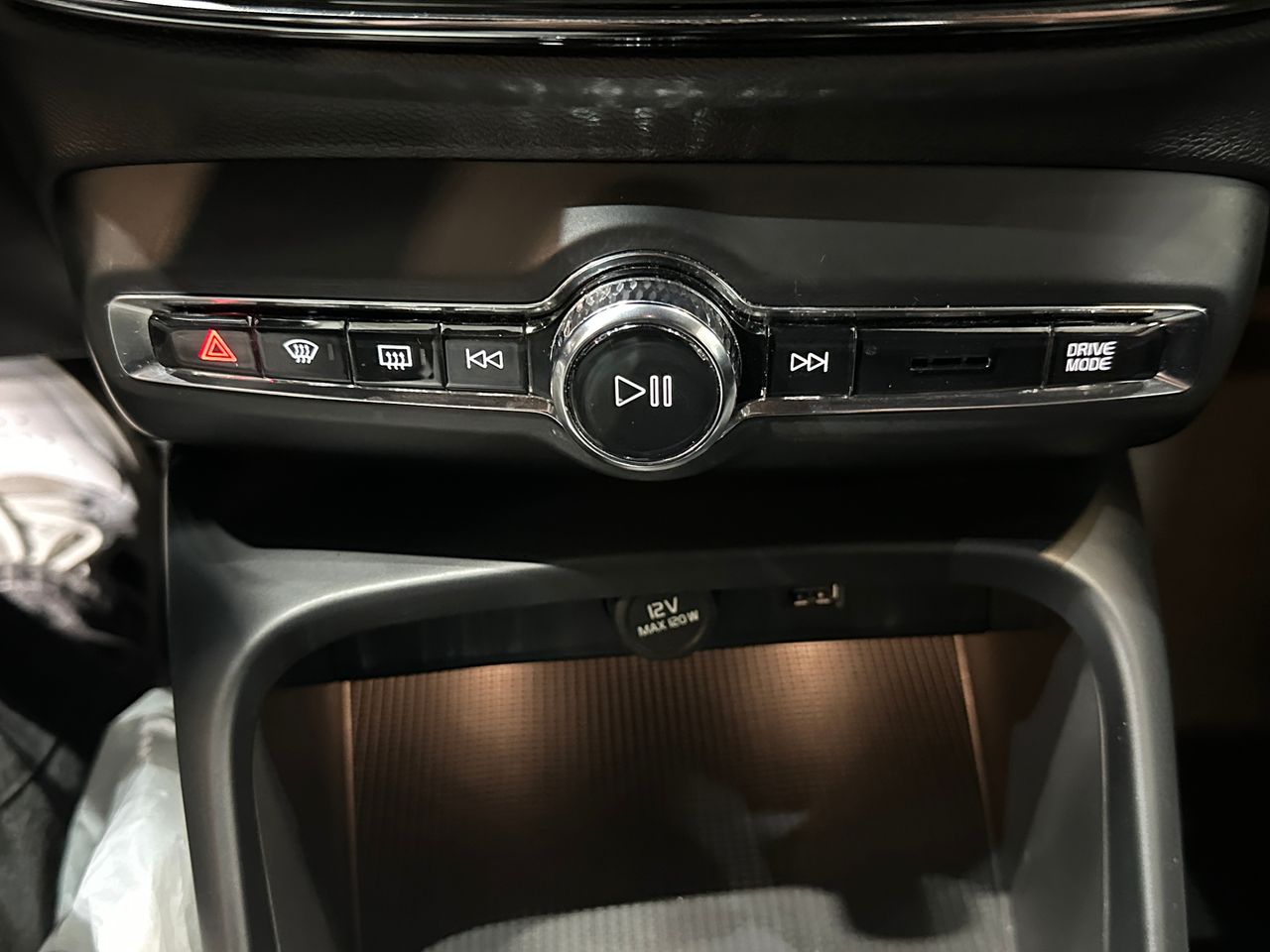 Volvo XC40 1.5 T4 Twin Recharge R-Design Auto - Foto 24