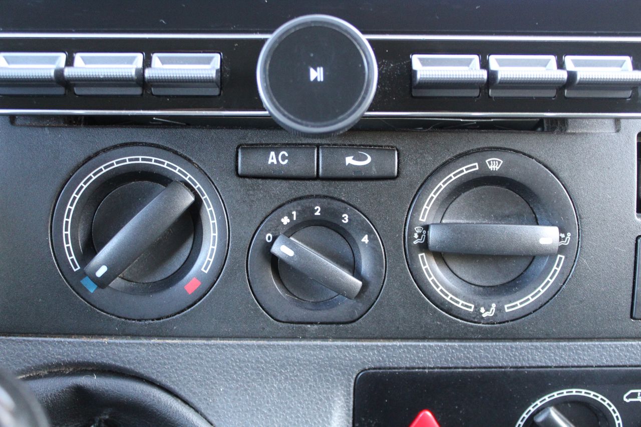 Volkswagen Multivan 2.5 TDI 130CV - Foto 19