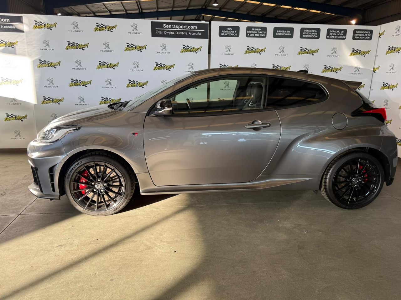 Toyota GR Yaris 1.6T 280 RZ A/T + TOURING PACK SE PUEDE VER Y PROBAR EN SENRA SPORT (PEUGEOT) DUMBRIA - Foto 3