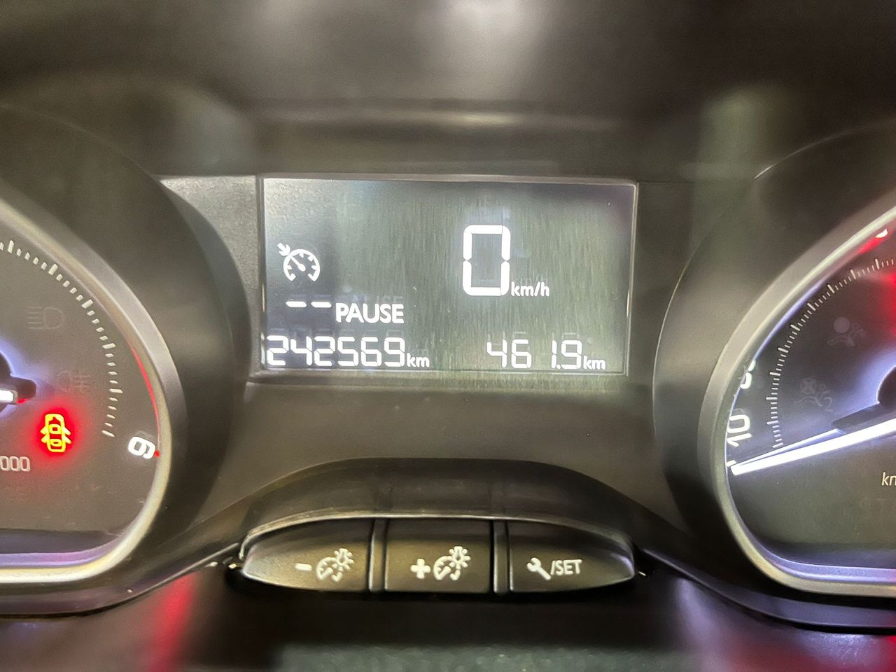 Peugeot 208 5P STYLE 1.6 BlueHDi 55KW (75CV) - Foto 24