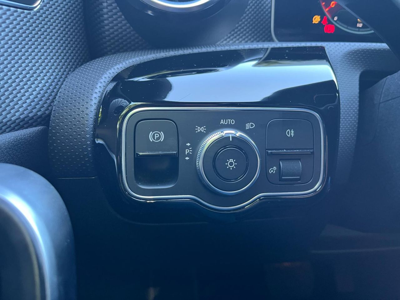 Mercedes Clase CLA 200 D DCT VENTAJ+ASIENTOS DEL CALEFAC + INT TELEFONOS  - Foto 2