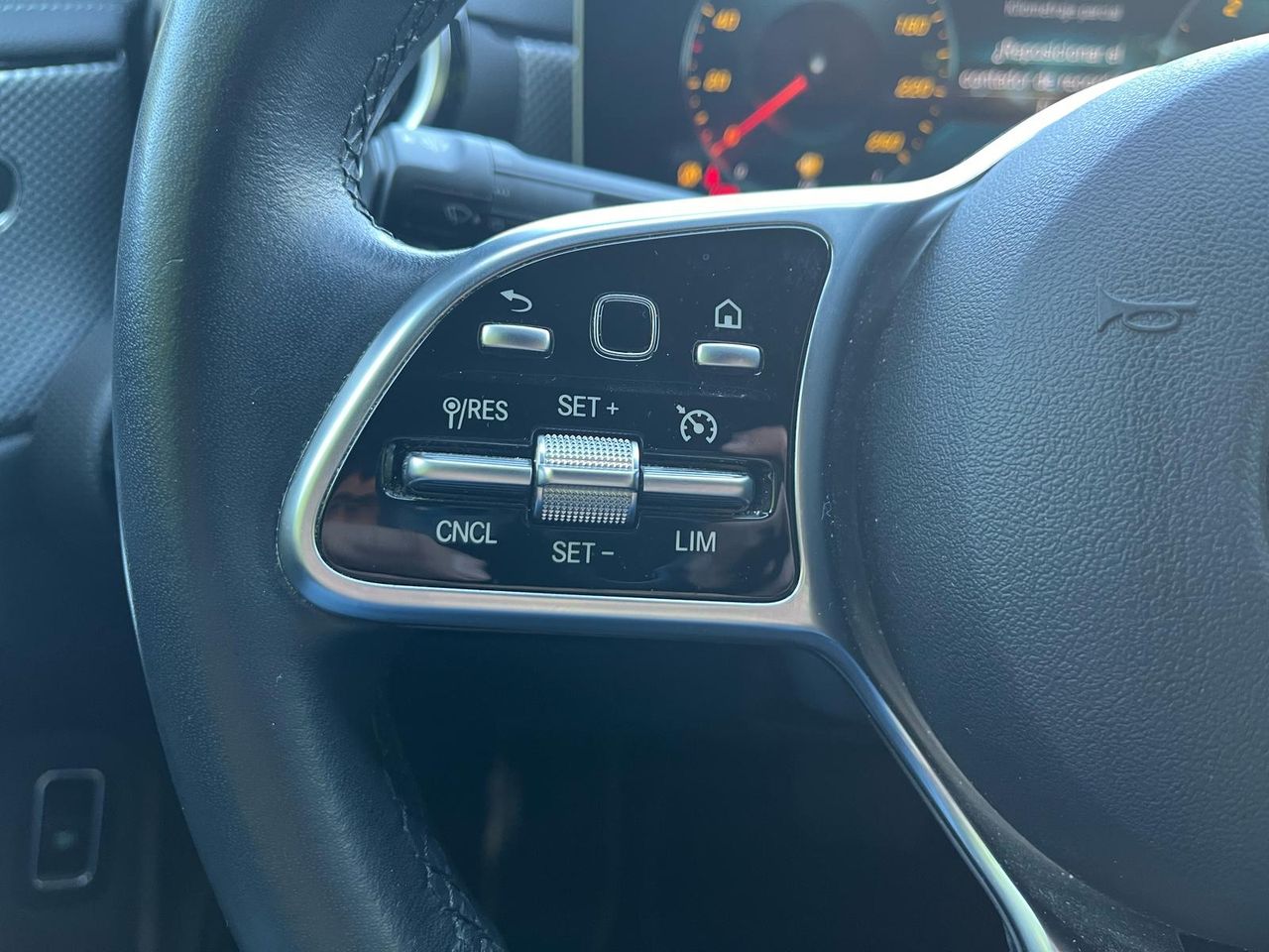 Mercedes Clase CLA 200 D DCT VENTAJ+ASIENTOS DEL CALEFAC + INT TELEFONOS  - Foto 2