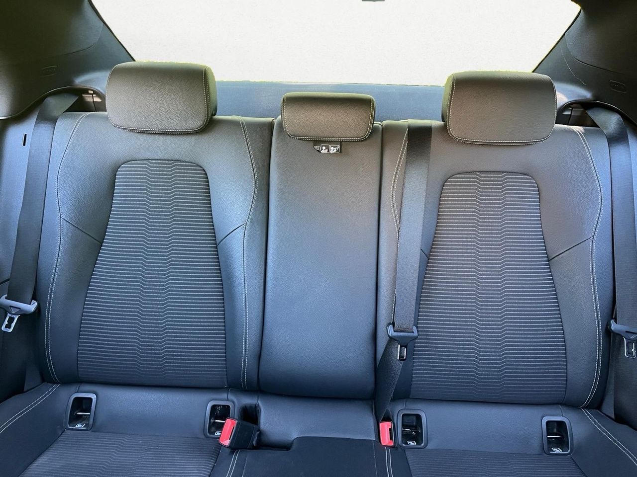 Mercedes Clase CLA 200 D DCT VENTAJ+ASIENTOS DEL CALEFAC + INT TELEFONOS  - Foto 2