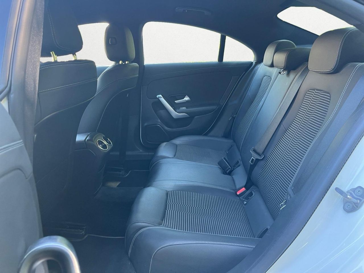 Mercedes Clase CLA 200 D DCT VENTAJ+ASIENTOS DEL CALEFAC + INT TELEFONOS  - Foto 2