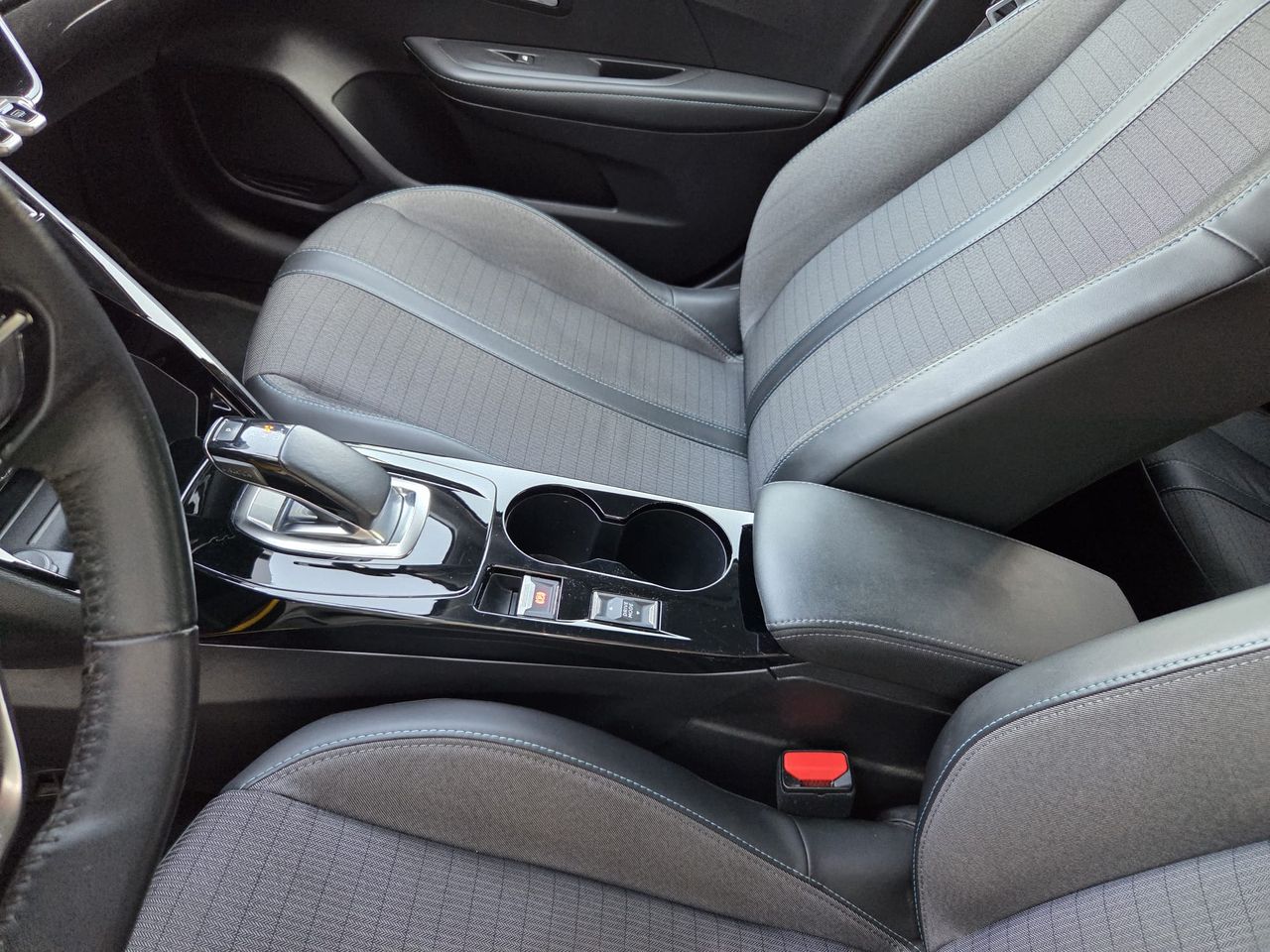 Peugeot e-208 ALLURE ELECTRICO 136 CV  - Foto 2