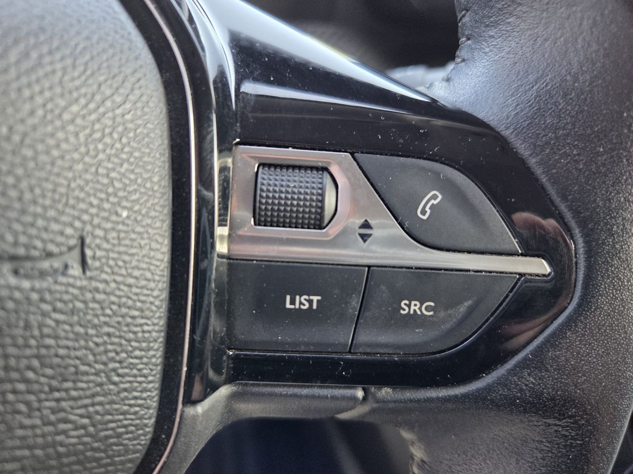 Peugeot e-208 ALLURE ELECTRICO 136 CV  - Foto 2