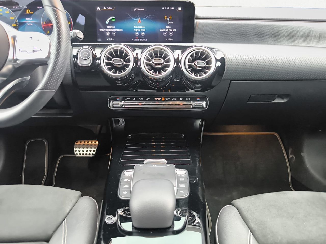 Mercedes Clase A 200 D AMG LINE + PAQUETE PREMIUM+ SMARTPHONE  - Foto 2