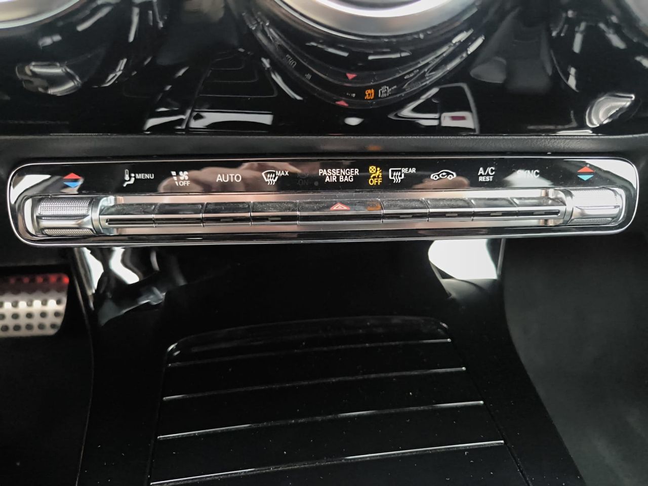 Mercedes Clase A 200 D AMG LINE + PAQUETE PREMIUM+ SMARTPHONE  - Foto 2