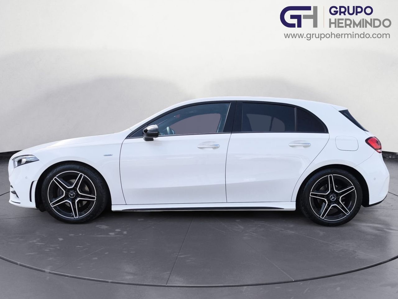 Mercedes Clase A 200 D AMG LINE + PAQUETE PREMIUM+ SMARTPHONE  - Foto 2