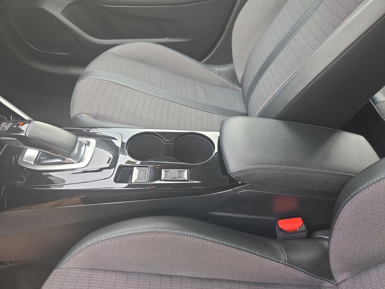 Peugeot e-208 ALLURE  - Foto 2