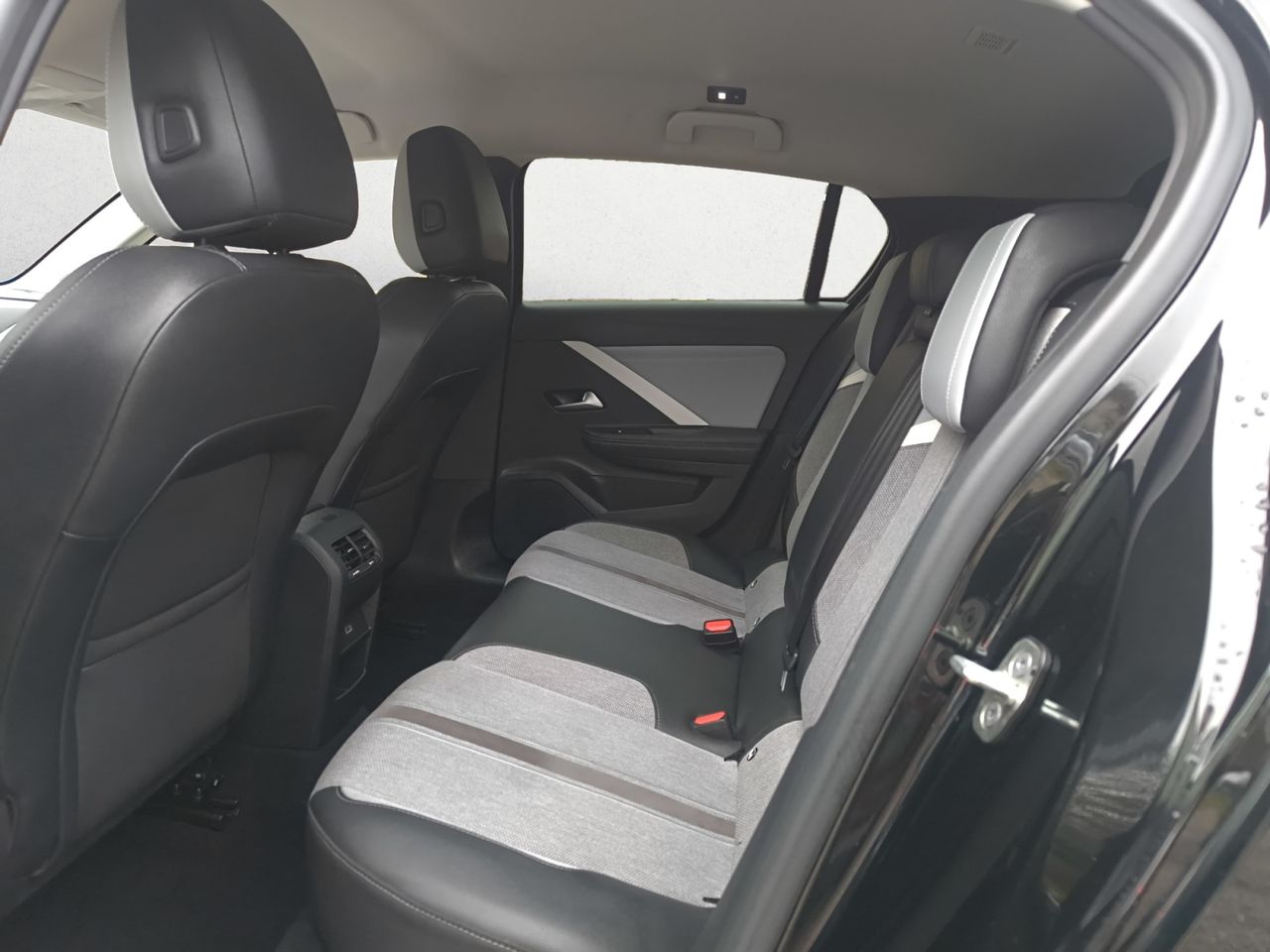 Opel Astra ELEGANCE 1.2 T XHT MT6  - Foto 2