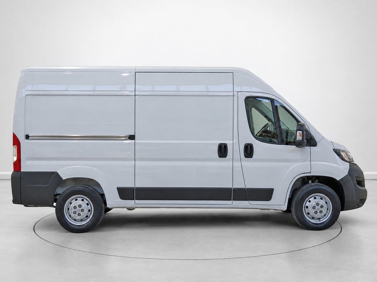 Peugeot Boxer Furgon BlueHDi 140 S&S 335 L2H2 103 kW (140 CV - foto 2