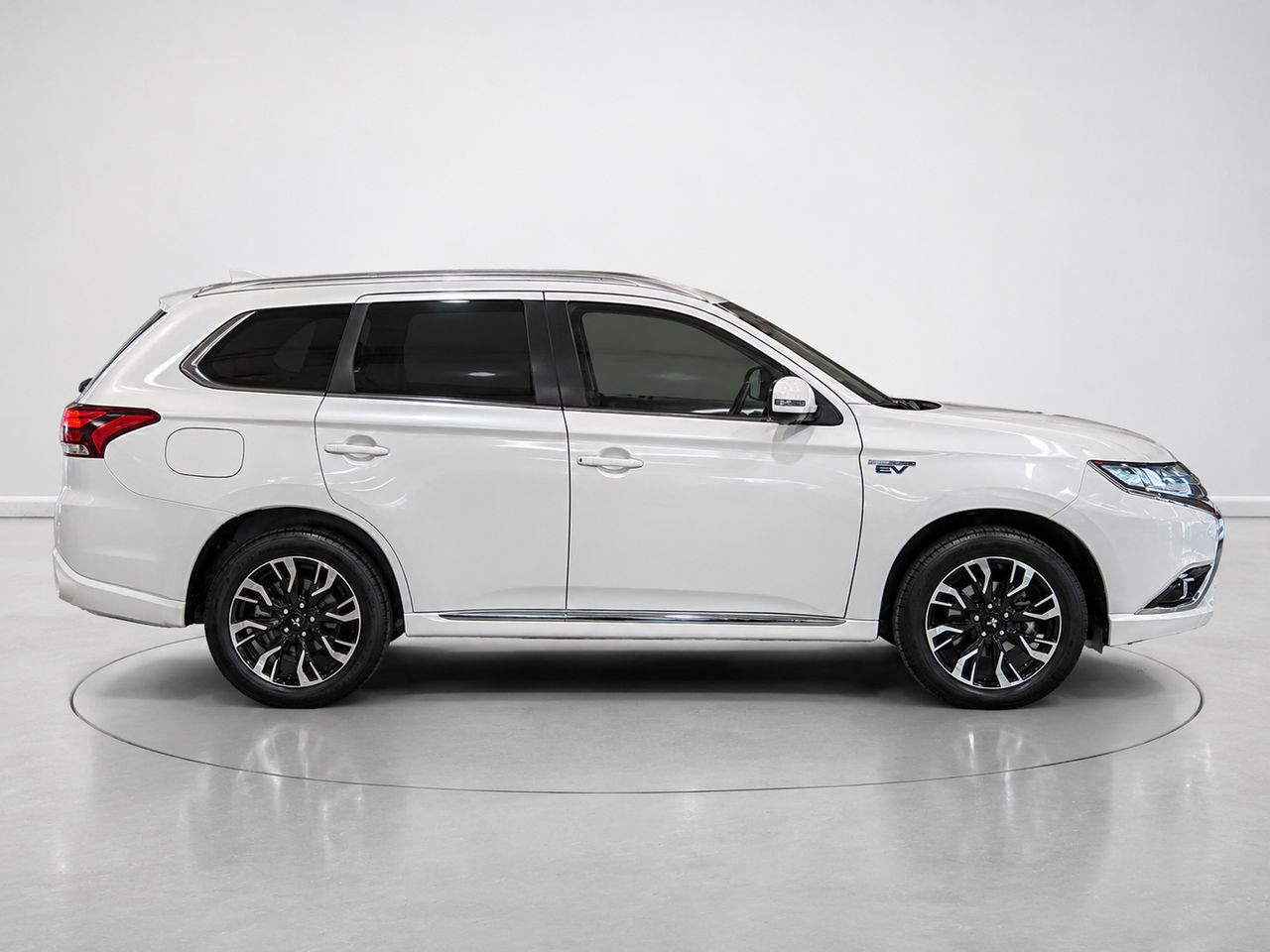 Mitsubishi Outlander 2.0 PHEV Kaiteki 4WD Auto 149 kW (203 C - foto 2