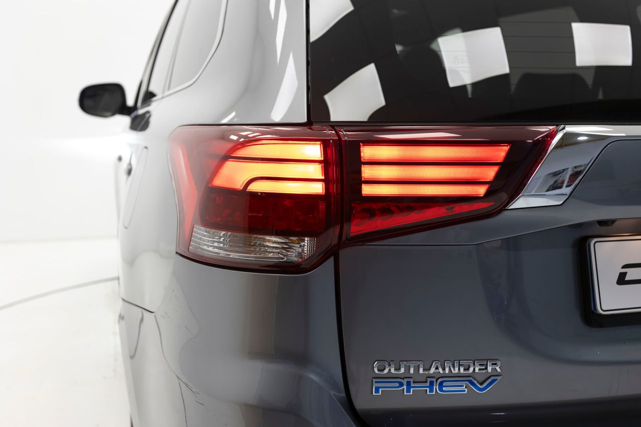 Mitsubishi Outlander PHEV 2.4 KAITEKI+ 4WD 224cv  - Foto 48