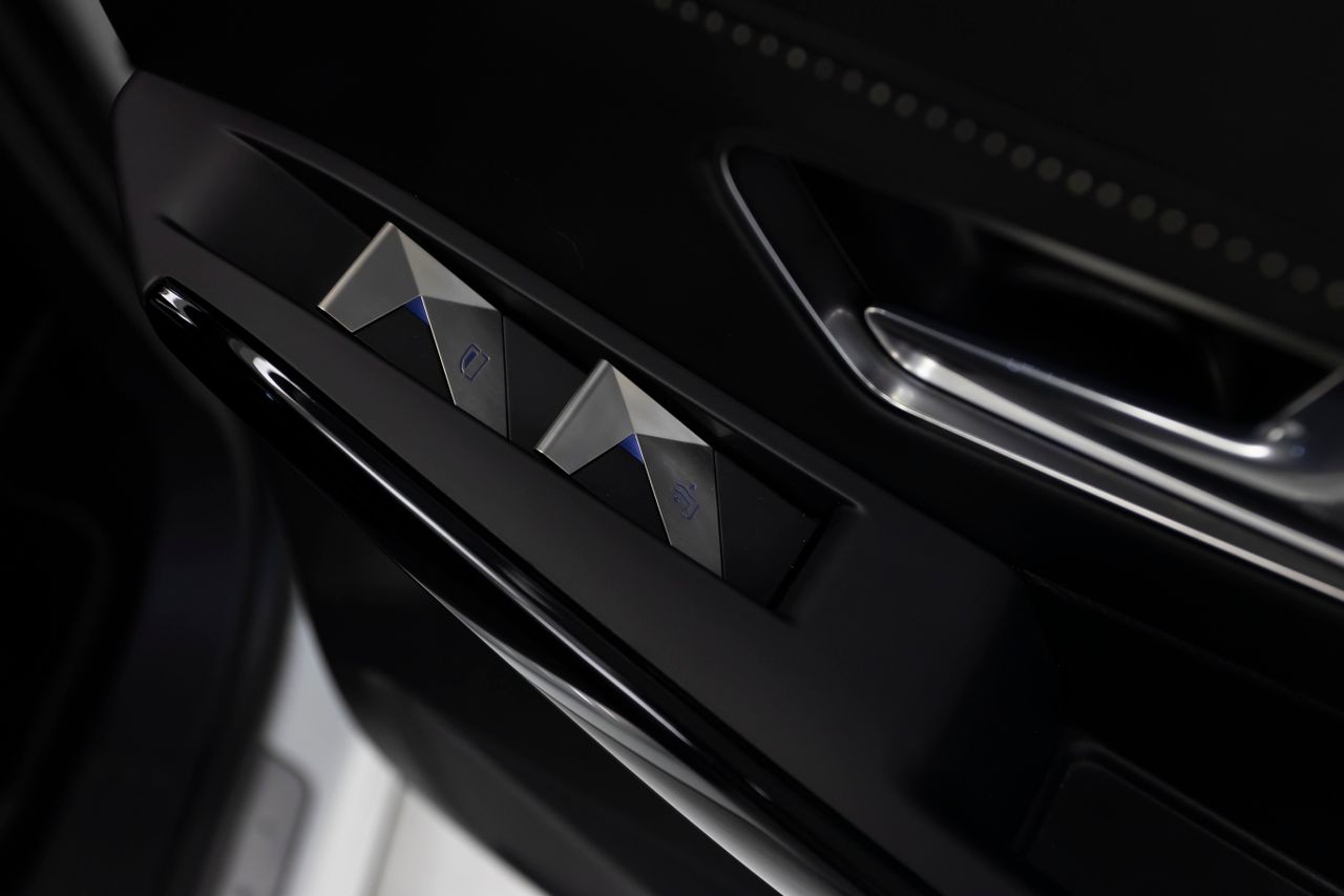 DS Automobiles DS 7 Crossback  E-TENSE 4X2 RIVOLI+ 1.6 225 cv AT8 E6D  - Foto 16