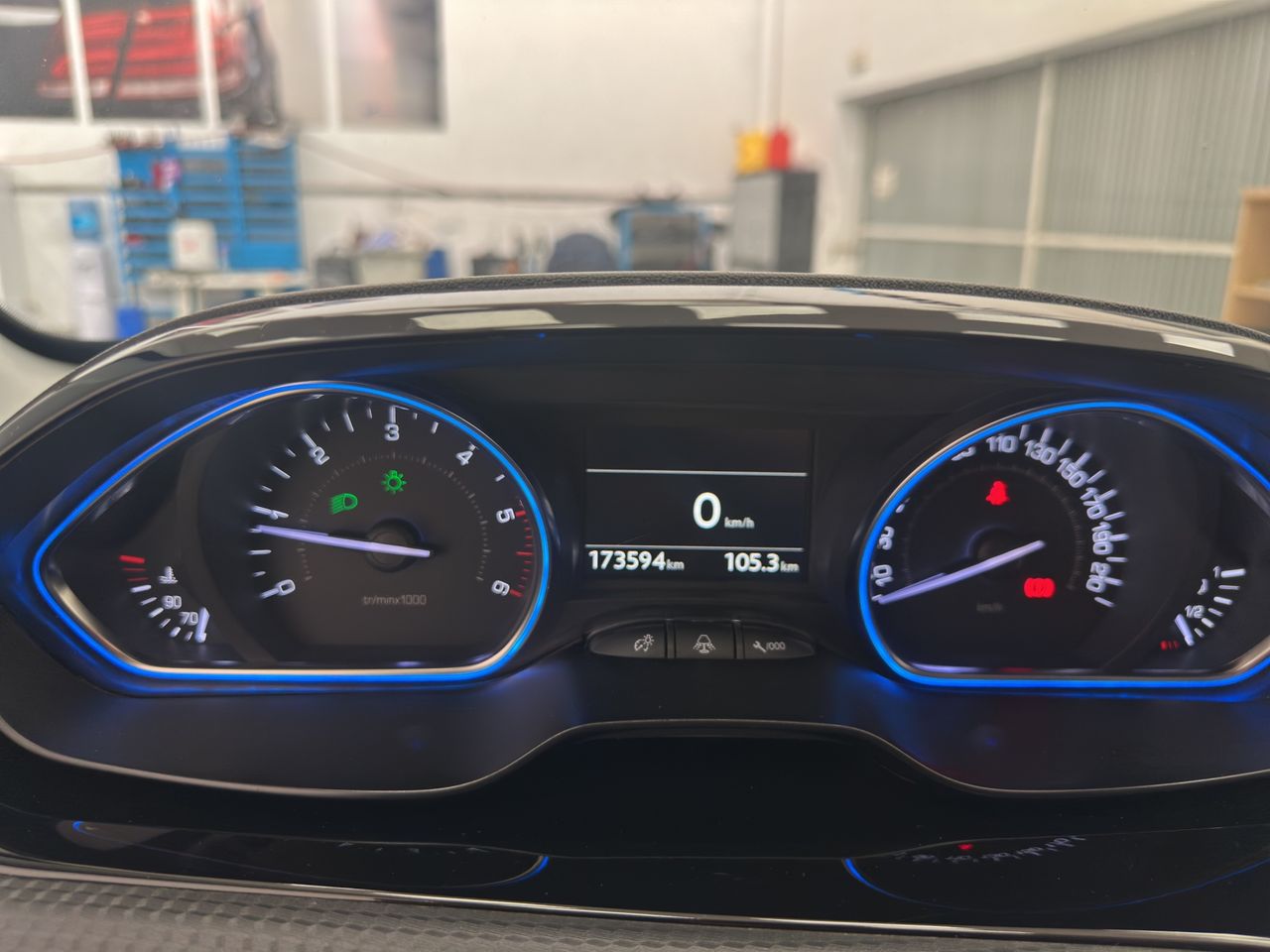 Peugeot 2008 Allure 1.6 BlueHDi 73KW (100CV) - Foto 25