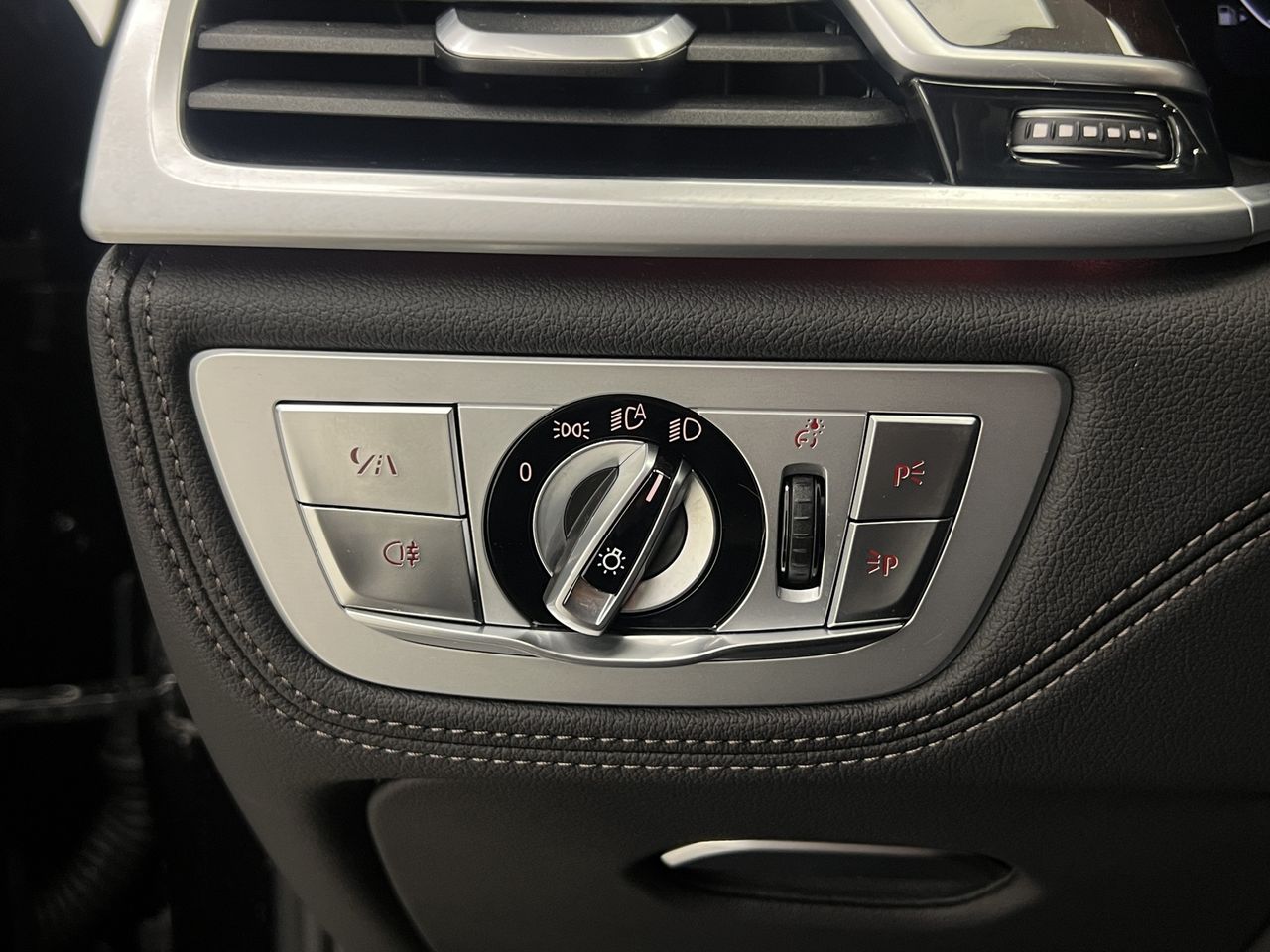 BMW Serie 7 745e - Foto 31