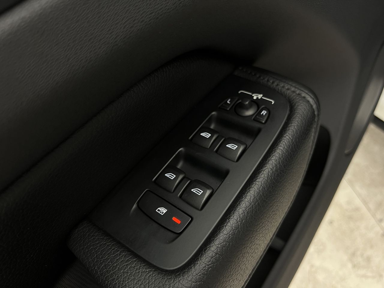 Volvo XC60 2.0 D5 AWD R-Design Auto 190CV AT8 · AUTOMÁTICO · 4X4 - Foto 31