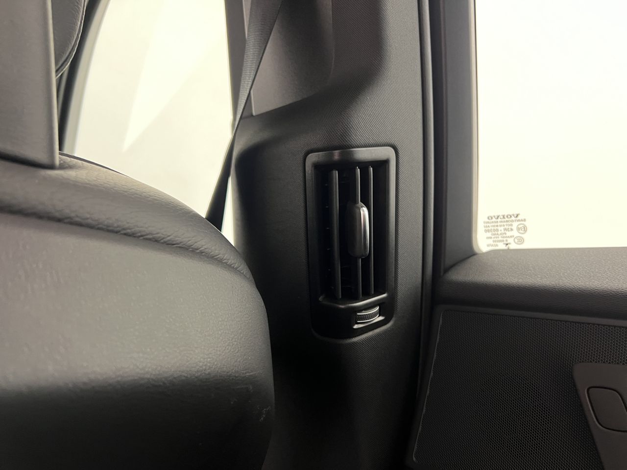 Volvo XC60 2.0 D5 AWD R-Design Auto 190CV AT8 · AUTOMÁTICO · 4X4 - Foto 44