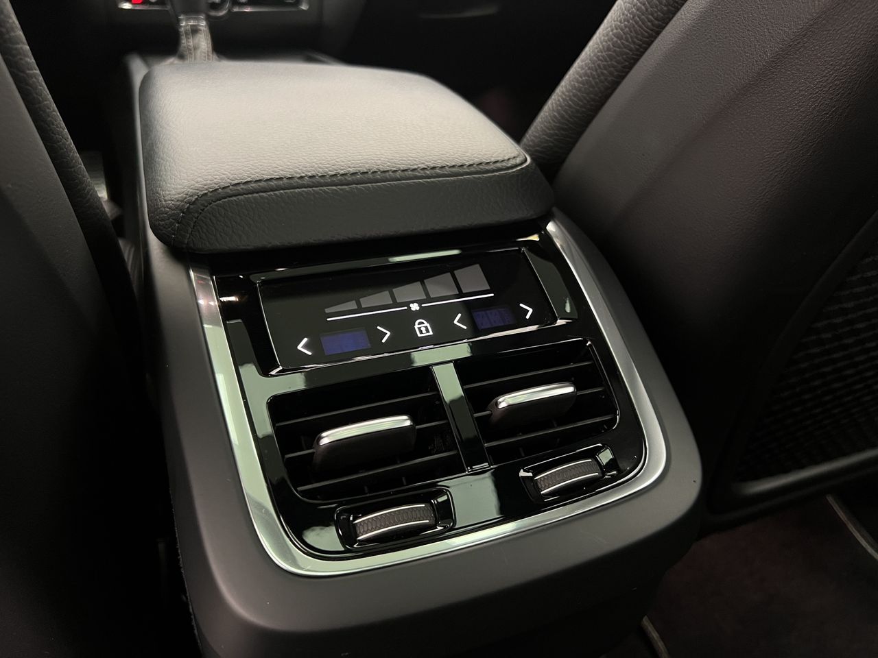 Volvo XC60 2.0 D5 AWD R-Design Auto 190CV AT8 · AUTOMÁTICO · 4X4 - Foto 39