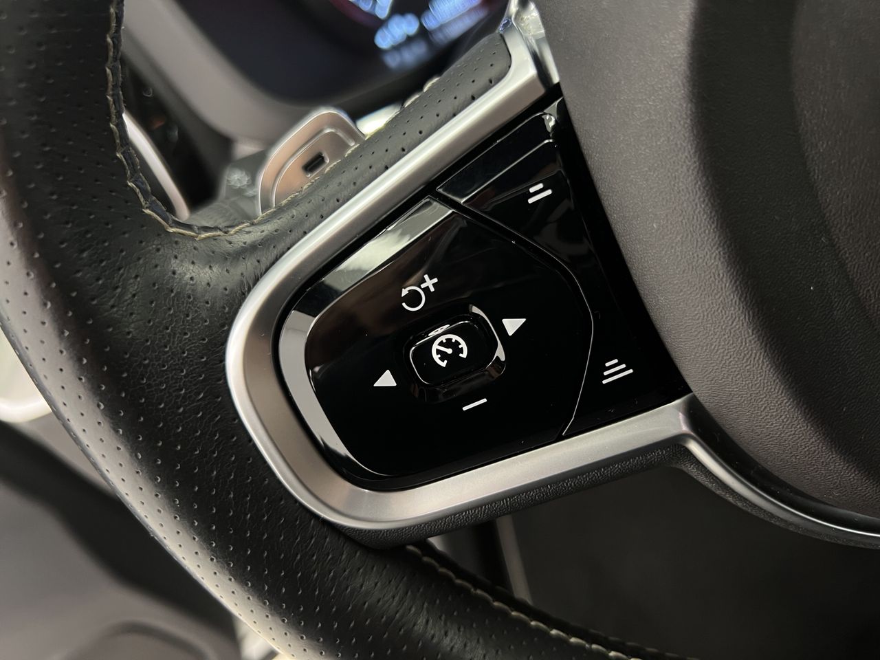 Volvo XC60 2.0 D5 AWD R-Design Auto 190CV AT8 · AUTOMÁTICO · 4X4 - Foto 33