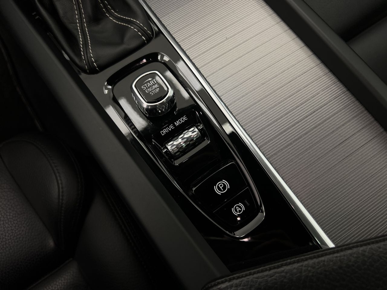 Volvo XC60 2.0 D5 AWD R-Design Auto 190CV AT8 · AUTOMÁTICO · 4X4 - Foto 36