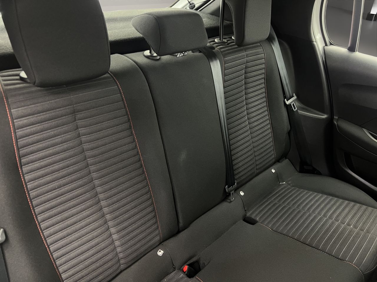 Peugeot 208 BERLINA CON PUERTO BlueHDi 73kW (100CV) Active Pack - Foto 20