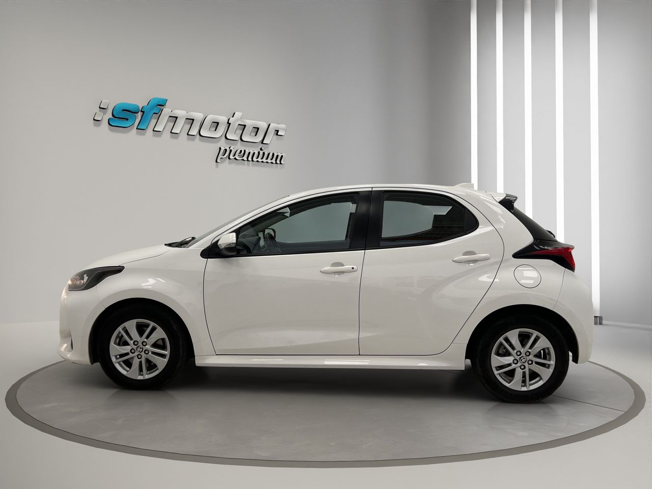 Toyota Yaris 1.5 120H Active Tech / BERLINA CON PORTÓN - Foto 4