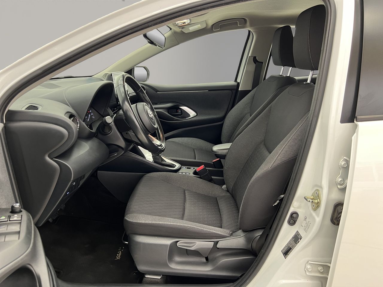 Toyota Yaris 1.5 120H Active Tech / BERLINA CON PORTÓN - Foto 10