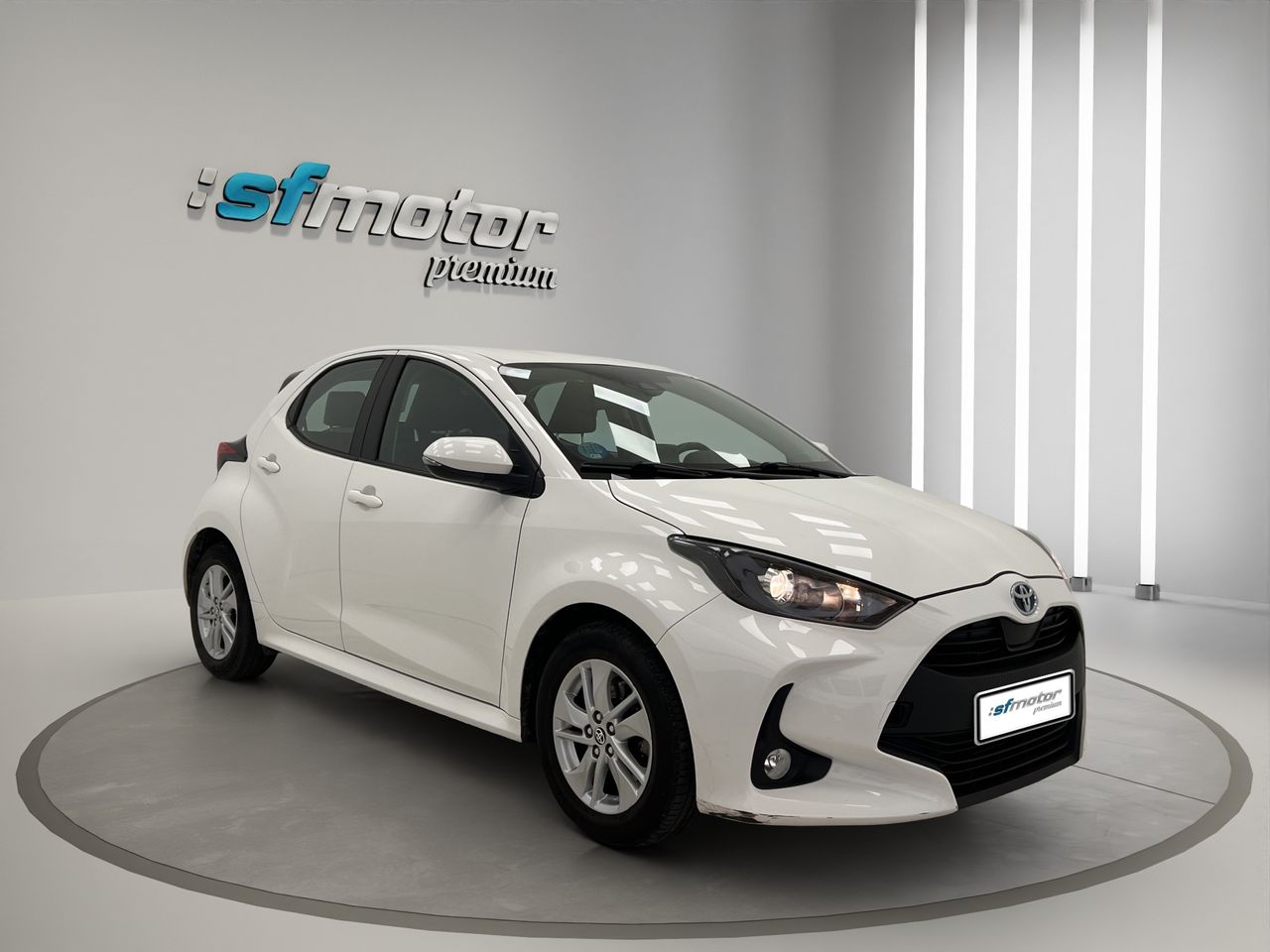 Toyota Yaris 1.5 120H Active Tech / BERLINA CON PORTÓN - Foto 9