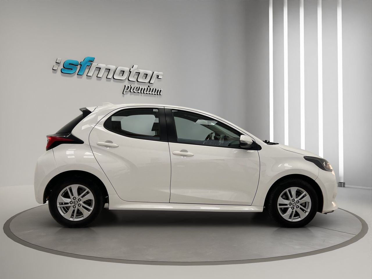 Toyota Yaris 1.5 120H Active Tech / BERLINA CON PORTÓN - Foto 8