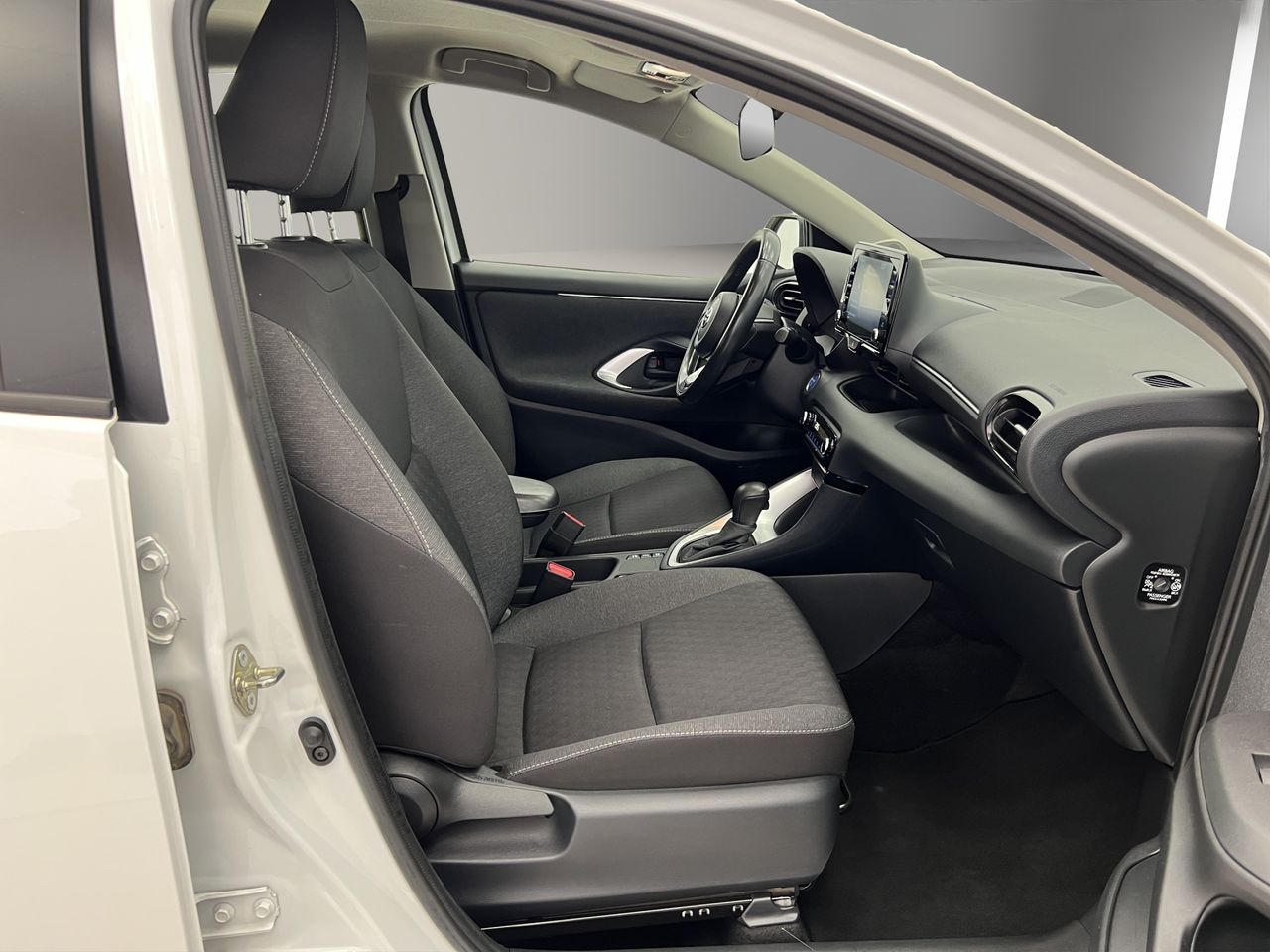 Toyota Yaris 1.5 120H Active Tech / BERLINA CON PORTÓN - Foto 20