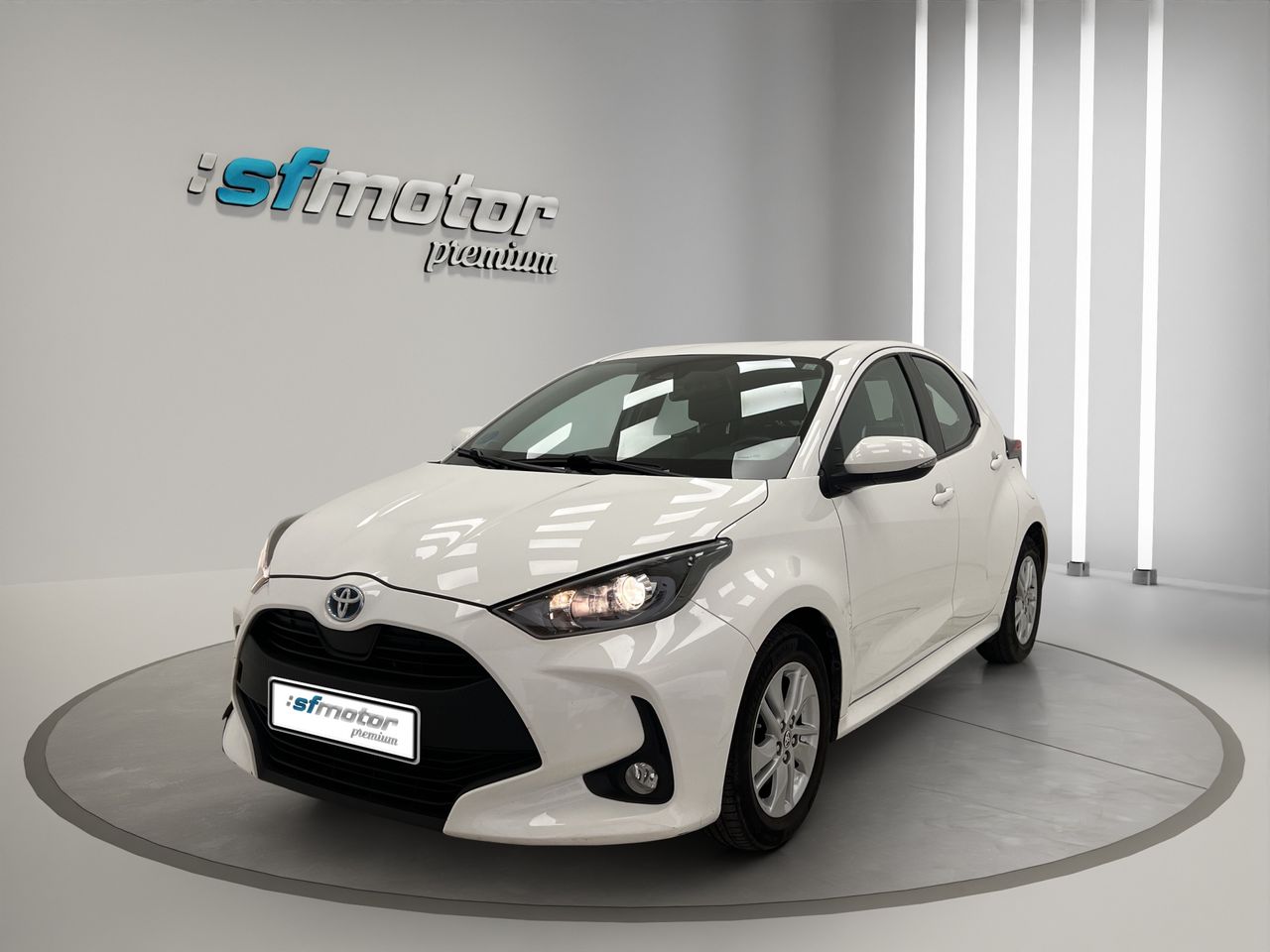 Toyota Yaris 1.5 120H Active Tech / BERLINA CON PORTÓN - Foto 2