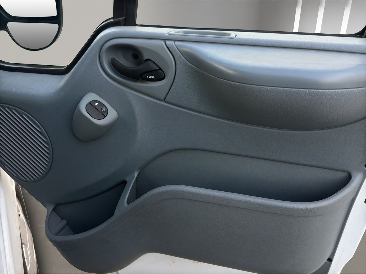 Ford Transit 330 M Semielevado 140CV Furgón Techo Semielevado · Oficina Móvil - Foto 18