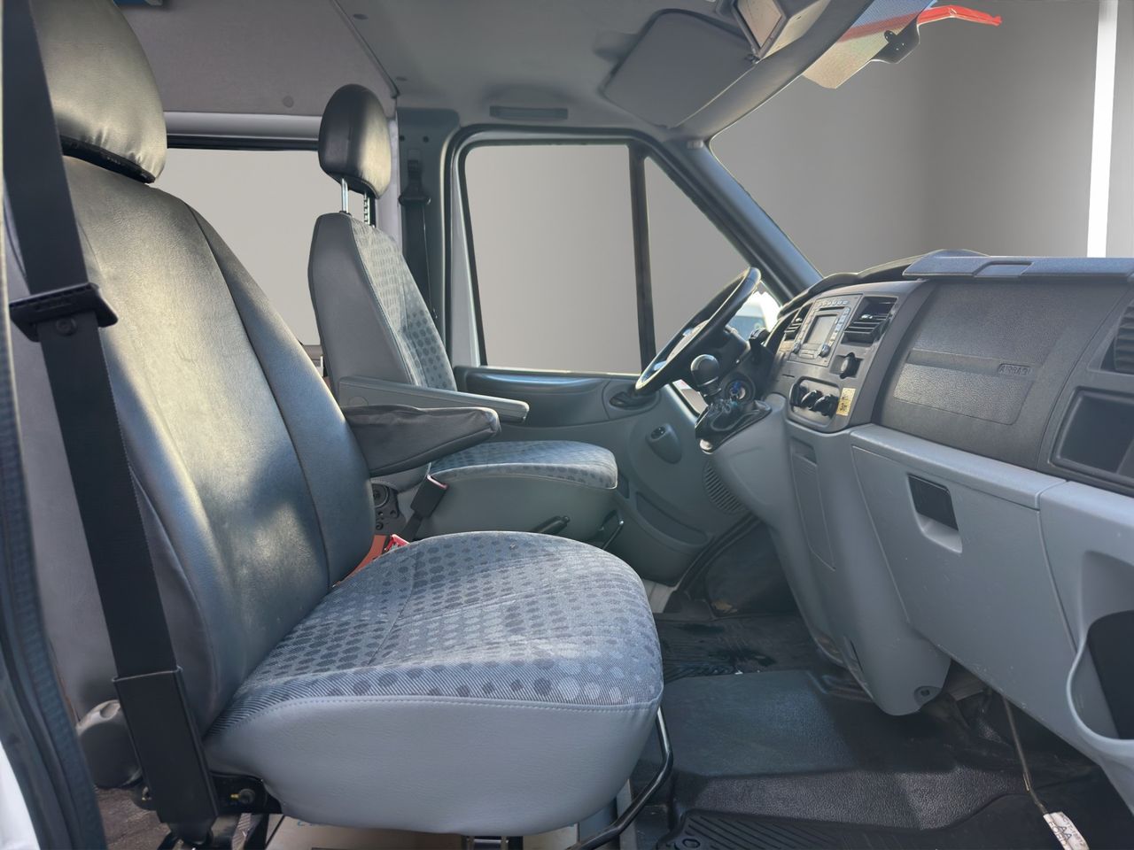 Ford Transit 330 M Semielevado 140CV Furgón Techo Semielevado · Oficina Móvil - Foto 19