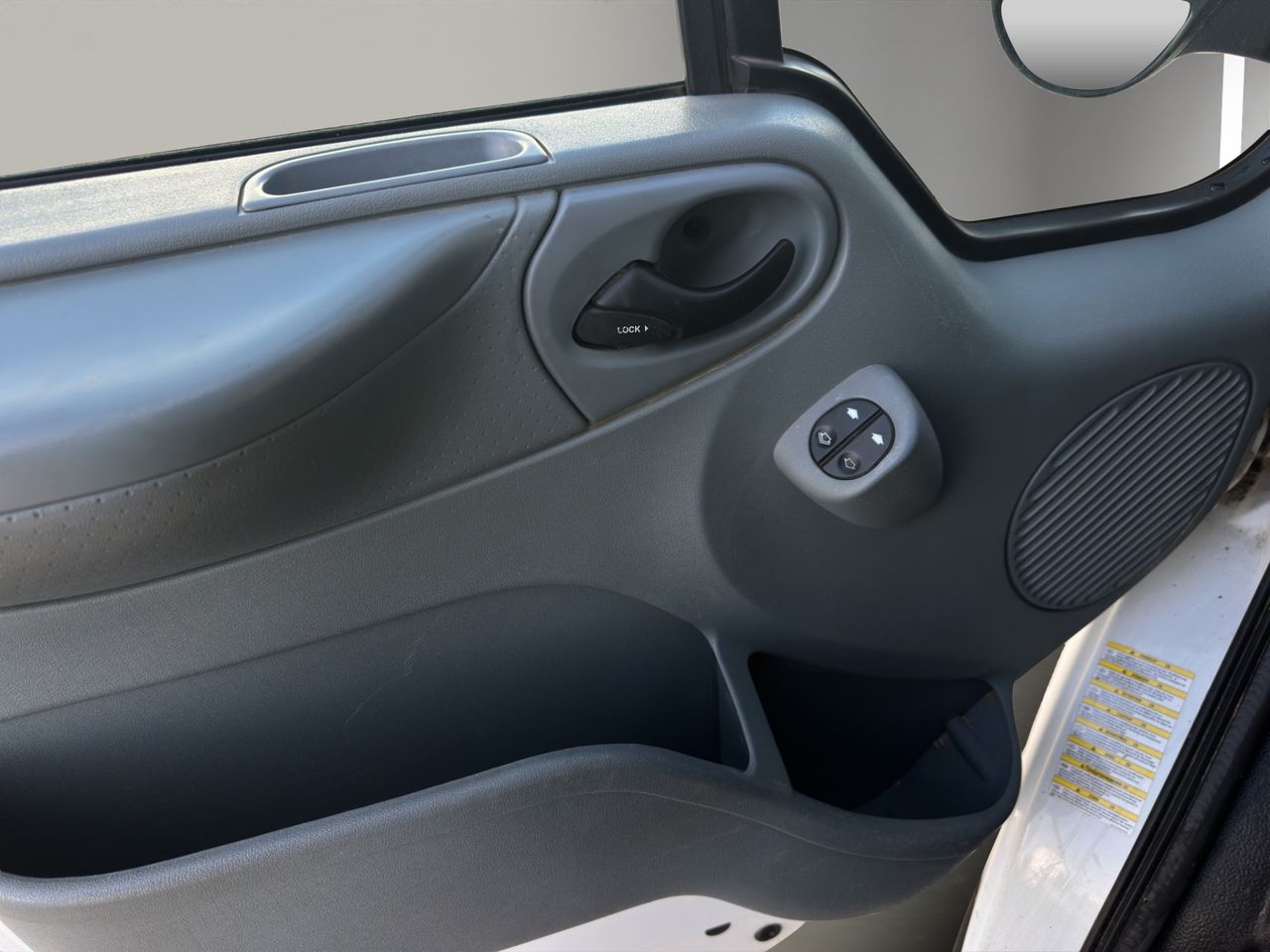 Ford Transit 330 M Semielevado 140CV Furgón Techo Semielevado · Oficina Móvil - Foto 13