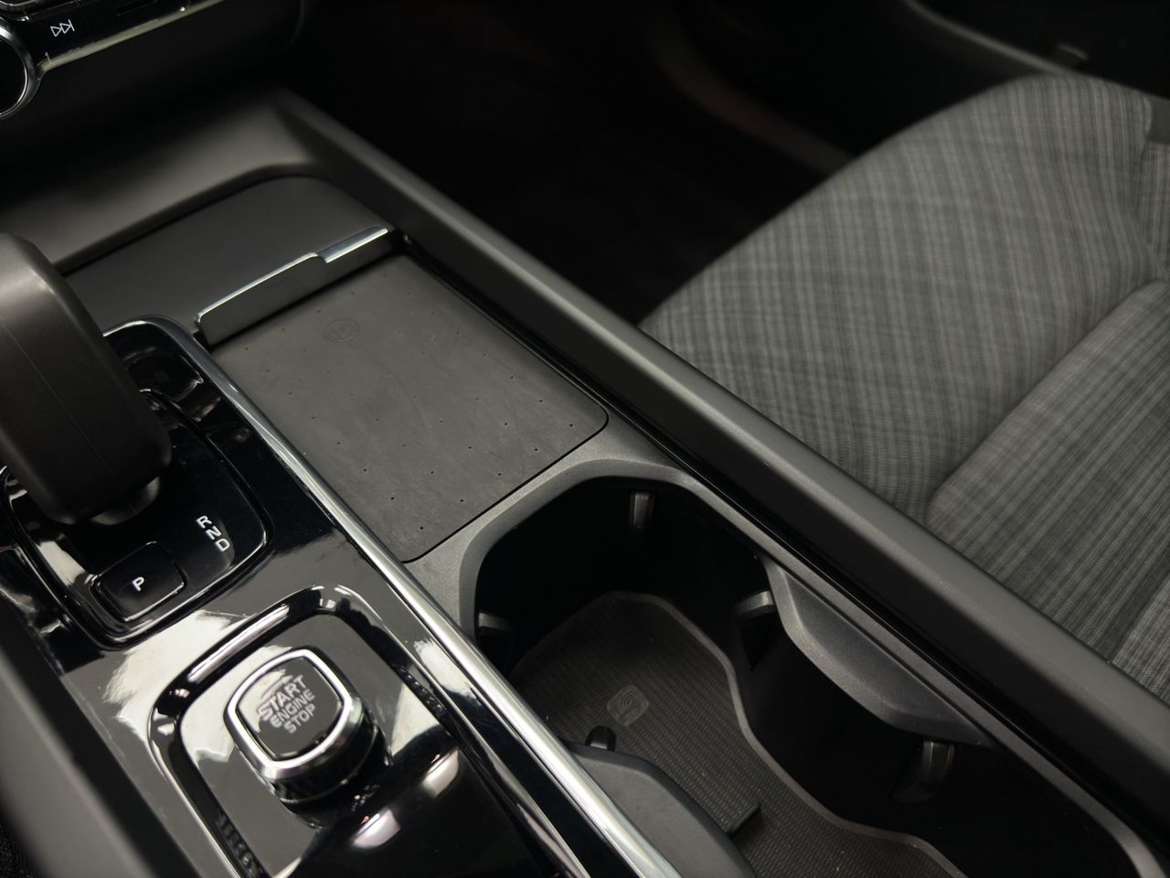 Volvo XC60 2.0 T6 AWD Recharge Core Auto - Foto 32