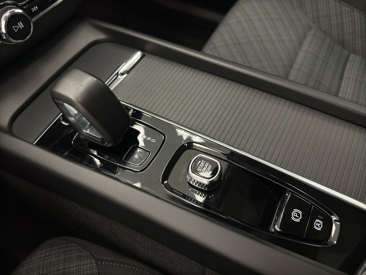Volvo XC60 2.0 T6 AWD Recharge Core Auto - Foto 31