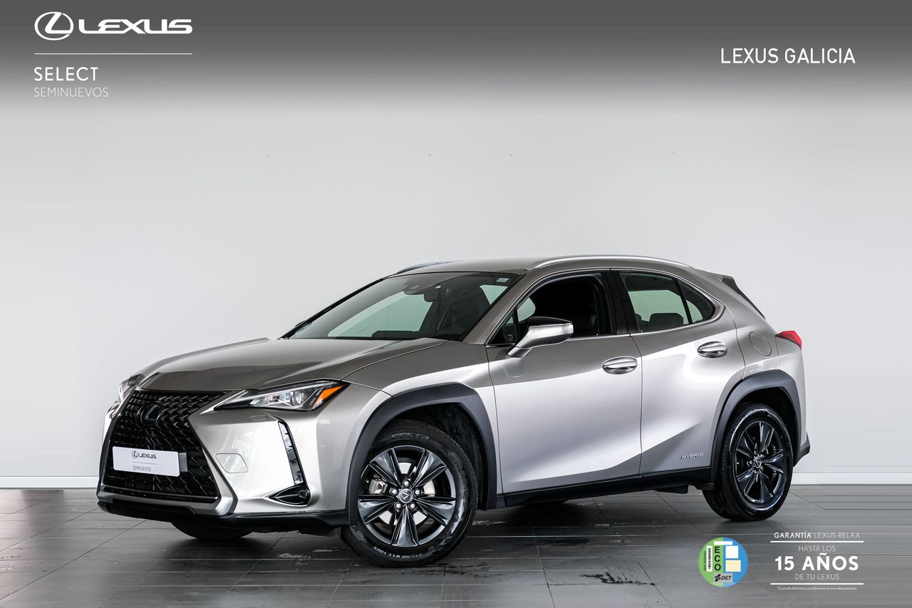 Porsche macan color plateado  de segunda mano - lexus ux 2022 /