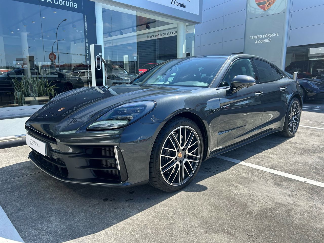 porsche panamera 2025 /