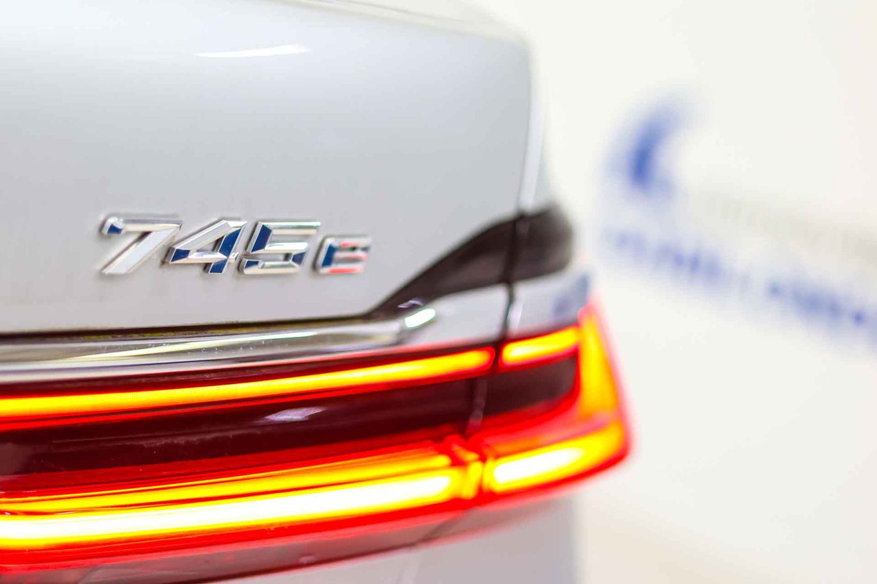 BMW Serie 7 745e - Foto 17