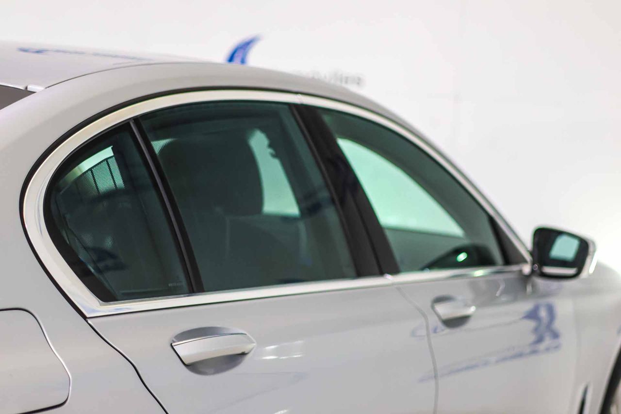 BMW Serie 7 745e - Foto 25